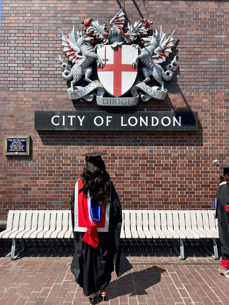 complete guide to becoming a solicitor in England and Wales, solicitor qualification route for international students and practitioners, how to qualify as a solicitor in the UK, UK law schools offering SQE preparation. Bachelor of Laws (LLB) in the UK A Guide for International Solicitor,Pass SQE1 and SQE2 Examination and be able to Drafts legal documents,SQE2 preparation course for aspiring solicitors, how to pass SQE2 in England and Wales.